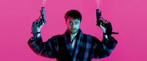 Imagen de Daniel Radcliffe con dos pistolas en su personaje de la película Guns Akimbo